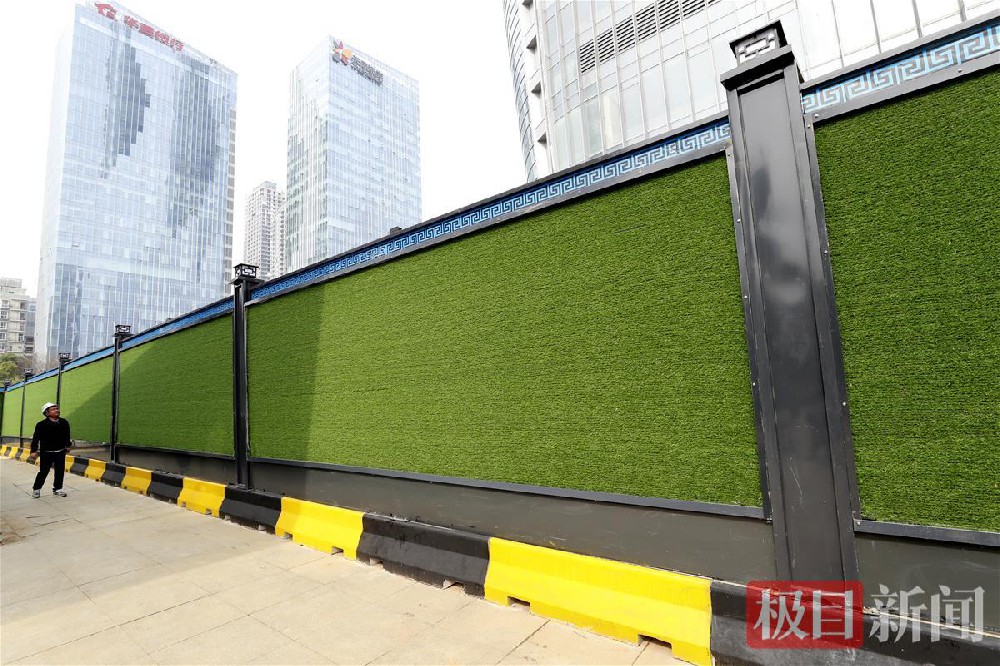 工地圍擋成為城市風(fēng)景線(xiàn)，武漢地鐵新型裝配式圍擋亮相